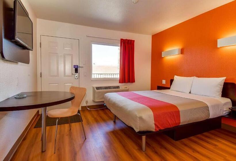 חדר סטנדרט מותאם לאדם עם מוגבלויות, Motel 6 Riverside, Ca  South
