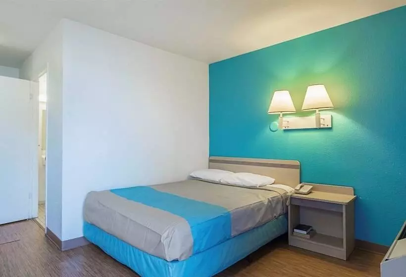 スイート, Motel 6 Rochester, Mn