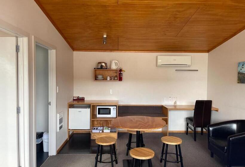 סטודיו משפחתי, Waitomo Lodge