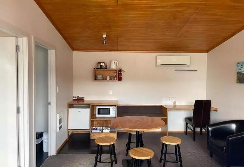 ファミリーステューディオ, Waitomo Lodge