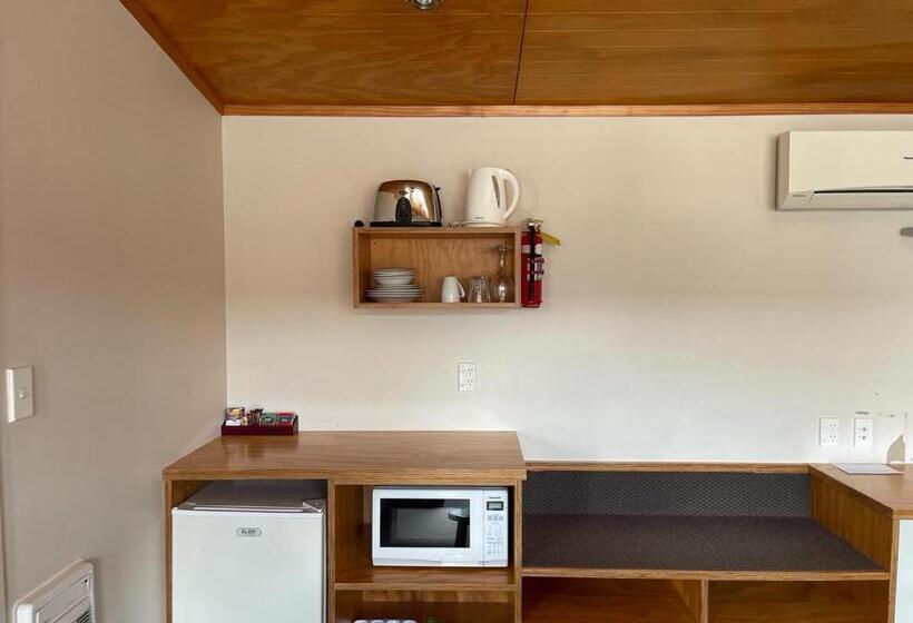 סטודיו משפחתי, Waitomo Lodge