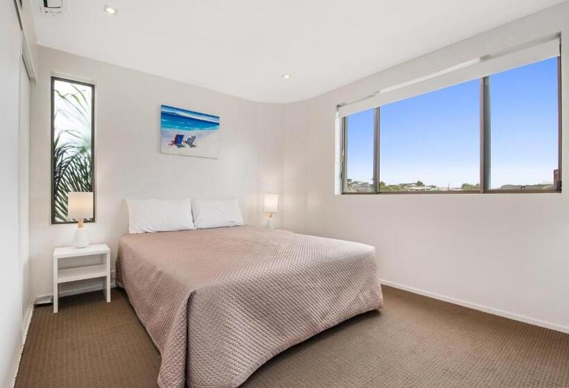 Superior 3-bedroom flat with sea view, Alexandria Apartments