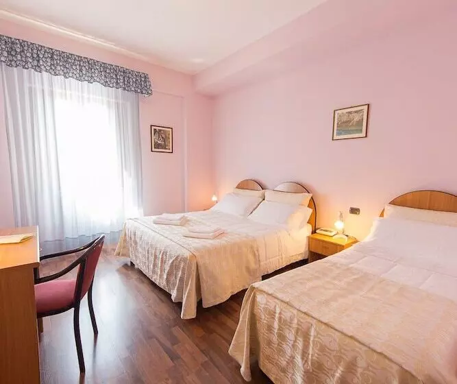 اتاق کلاسیک سه تخته, De La Ville Depandance Di Hotel Augustus