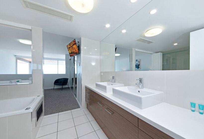 Superior 3-bedroom flat with sea view, Echelon Apartments Yeppoon