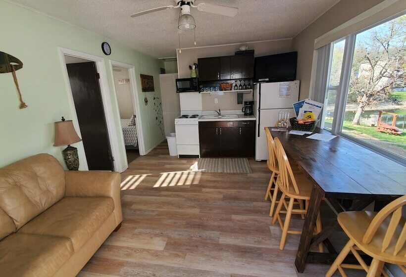 בקתה, Lake Breeze Resort