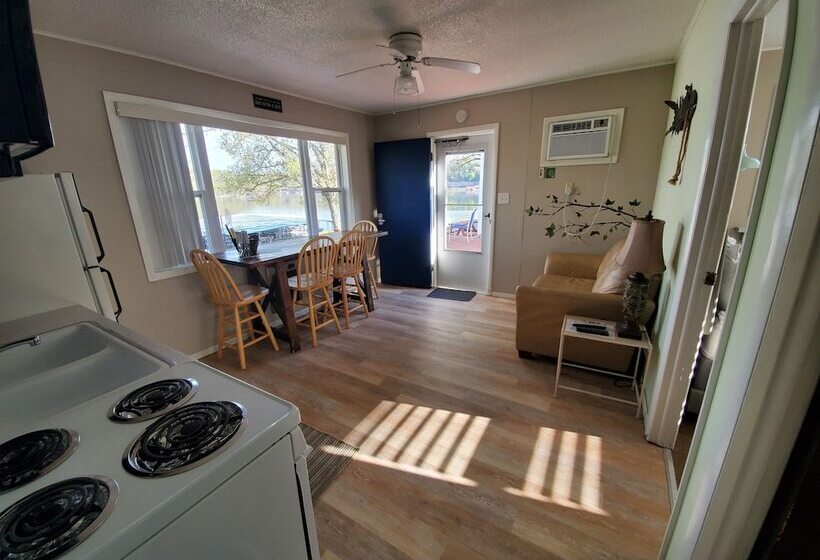 בקתה, Lake Breeze Resort