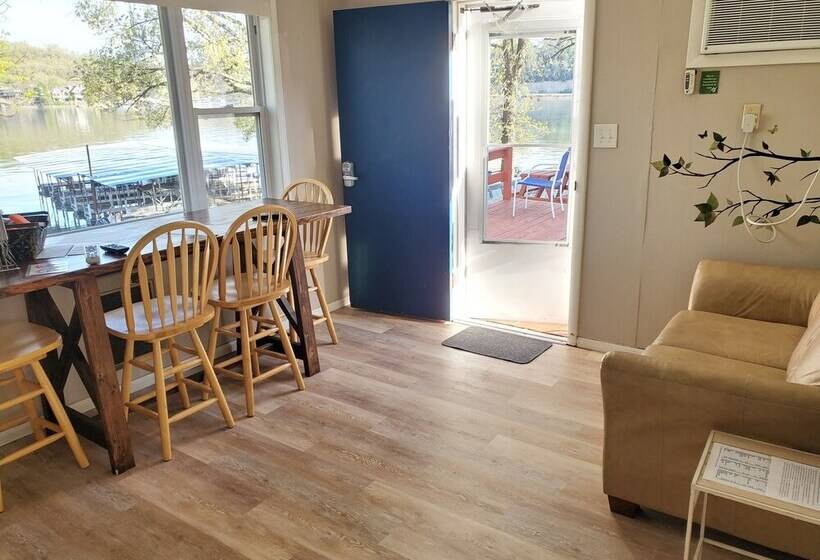 בקתה, Lake Breeze Resort