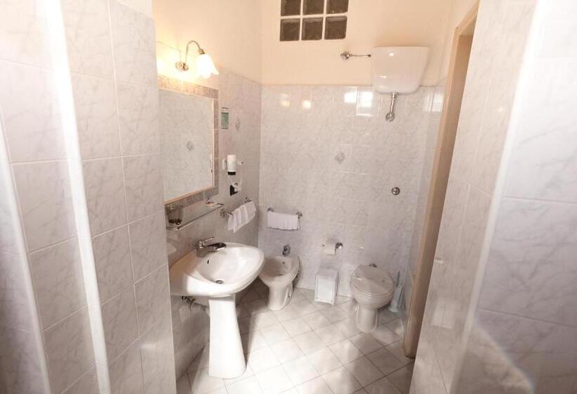 اتاق استاندارد سه نفره, Lungomare