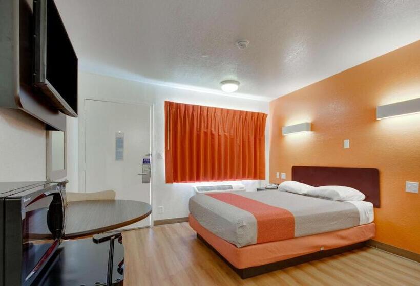 חדר סטנדרט מותאם לאדם עם מוגבלויות, Avera Suites