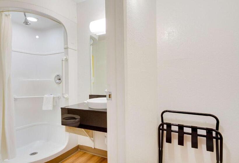 חדר סטנדרט מותאם לאדם עם מוגבלויות, Avera Suites