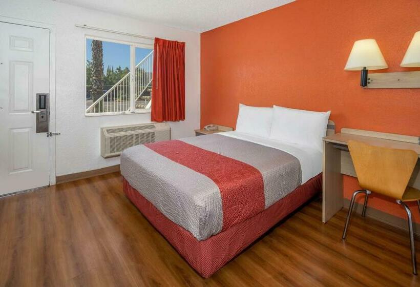 חדר סטנדרט מותאם לאדם עם מוגבלויות, North Hills Inn