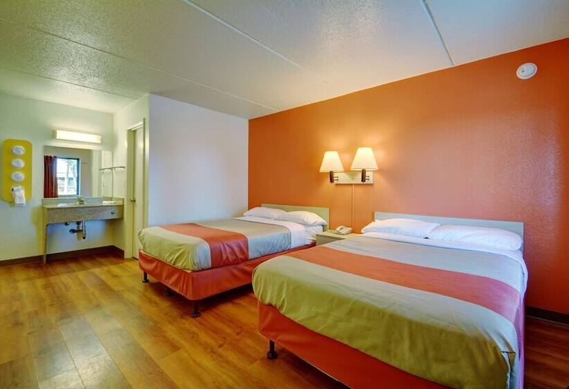 Номер Стандарт 2 Двуспальные Кровати, Motel 6chicopee, Ma  Springfield