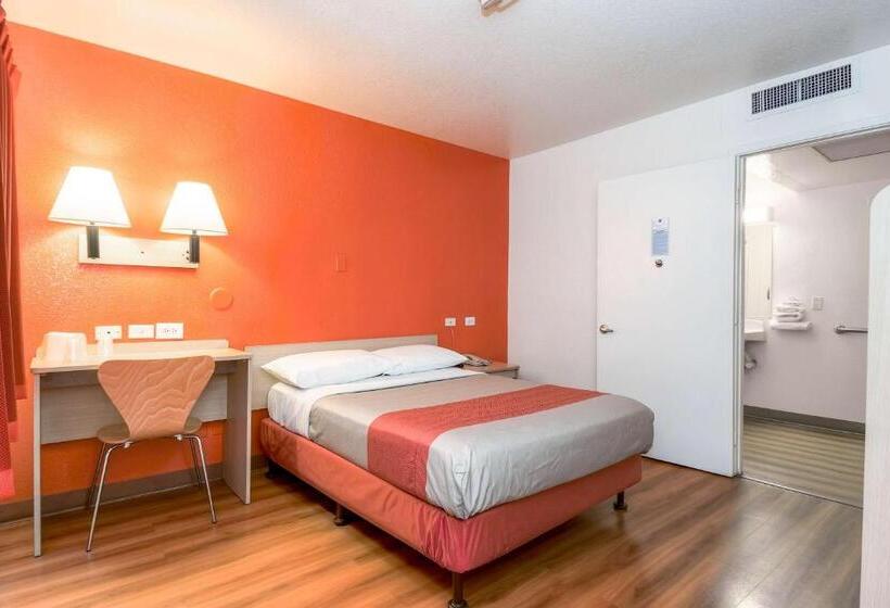 身障者適用スタンダードルーム, Motel 6 Corona, Ca