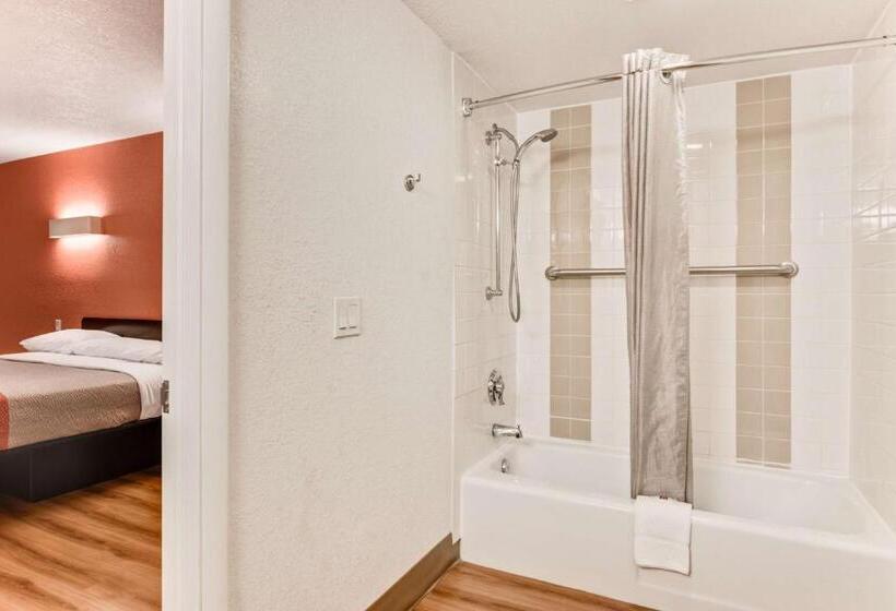 غرفة قياسية سرير كينج لذوى الإحتياجات الخاصة, Motel 6youngstown, Oh