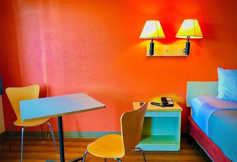 スタンダードルーム, Travelodge By Wyndham Madison Heights Mi