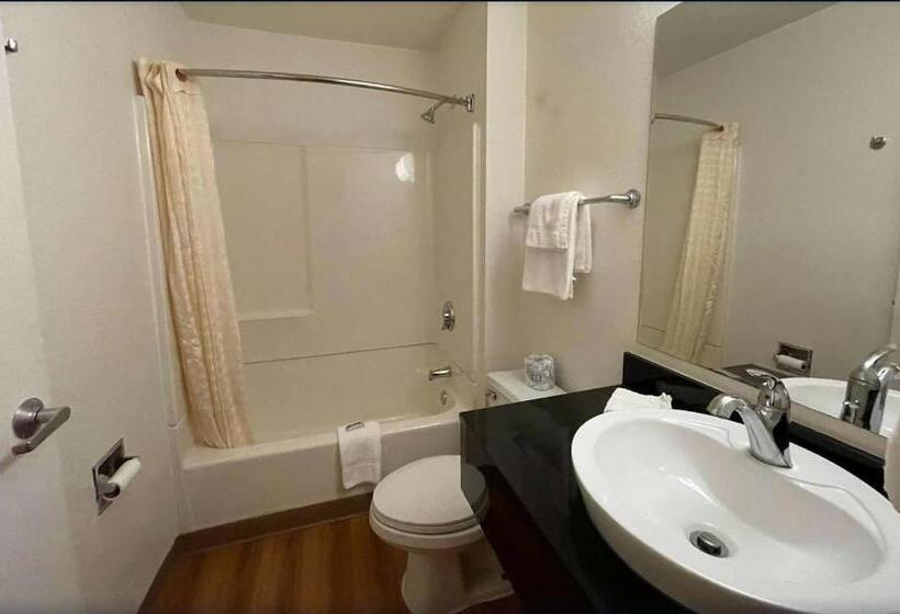 ２ダブルベッドのスタンダードルーム, Travelodge By Wyndham Madison Heights Mi