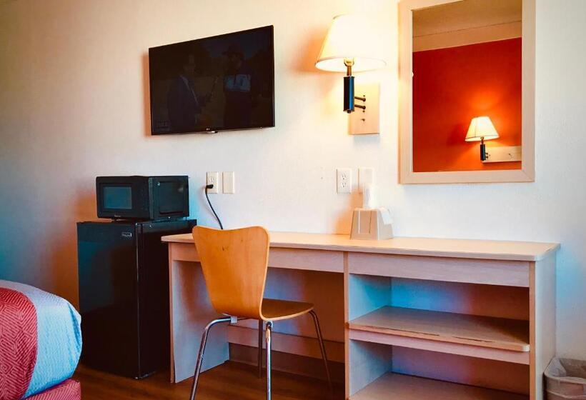 ２ダブルベッドのスタンダードルーム, Travelodge By Wyndham Madison Heights Mi