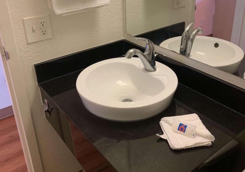 身障者適用スタンダードルーム, Travelodge By Wyndham Madison Heights Mi