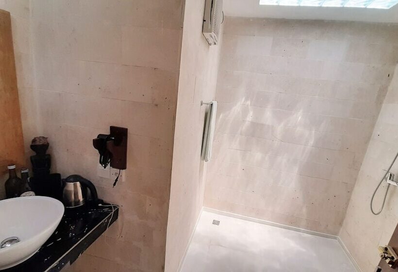 בקתת חדר, Sea Breeze Candidasa