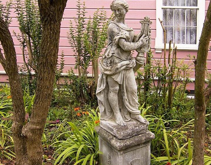 חדר אקונומי, Gingerbread Mansion