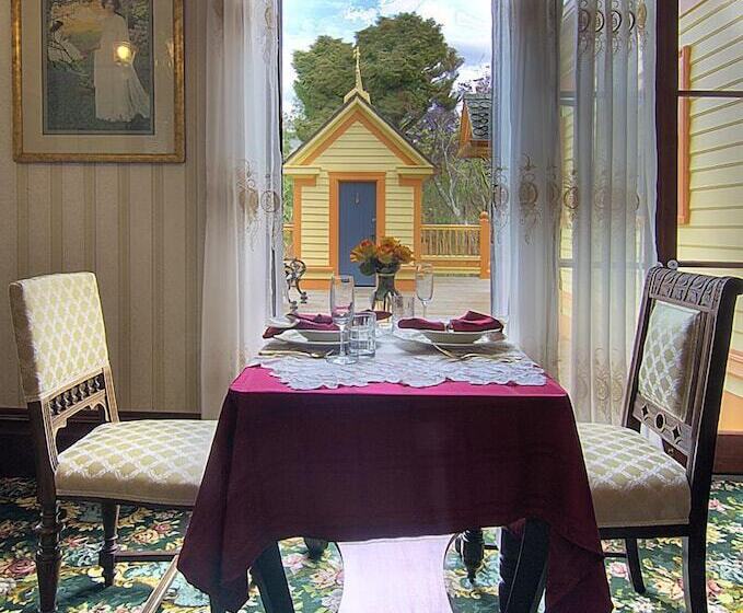 חדר אקונומי, Gingerbread Mansion