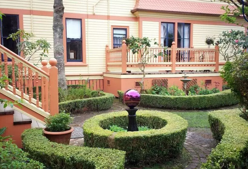エコノミールーム, Gingerbread Mansion