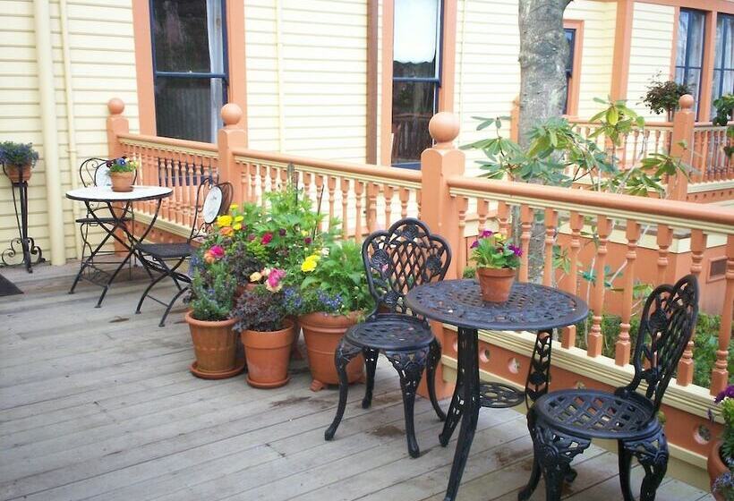 חדר אקונומי, Gingerbread Mansion