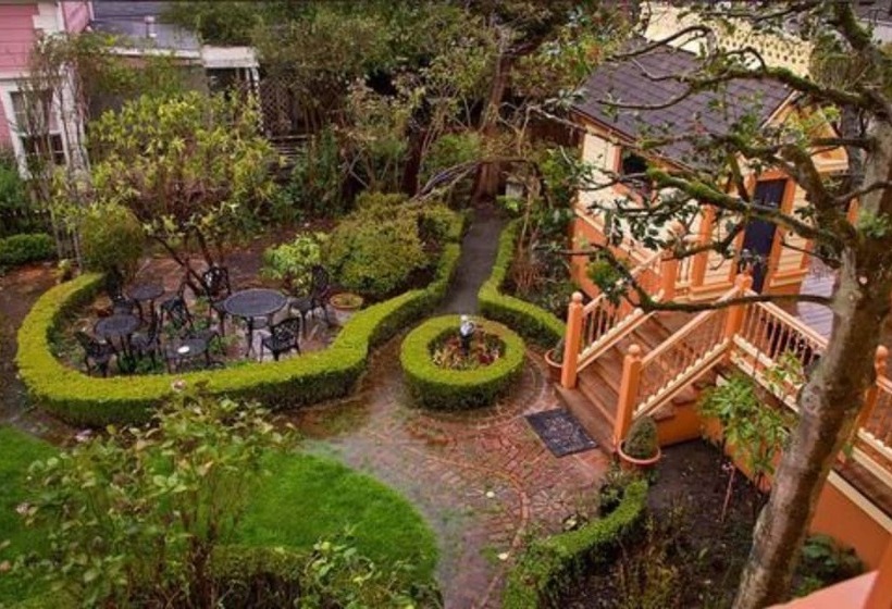 חדר אקונומי, Gingerbread Mansion