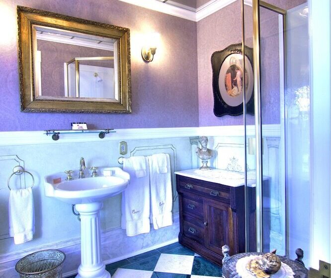 חדר אקונומי, Gingerbread Mansion