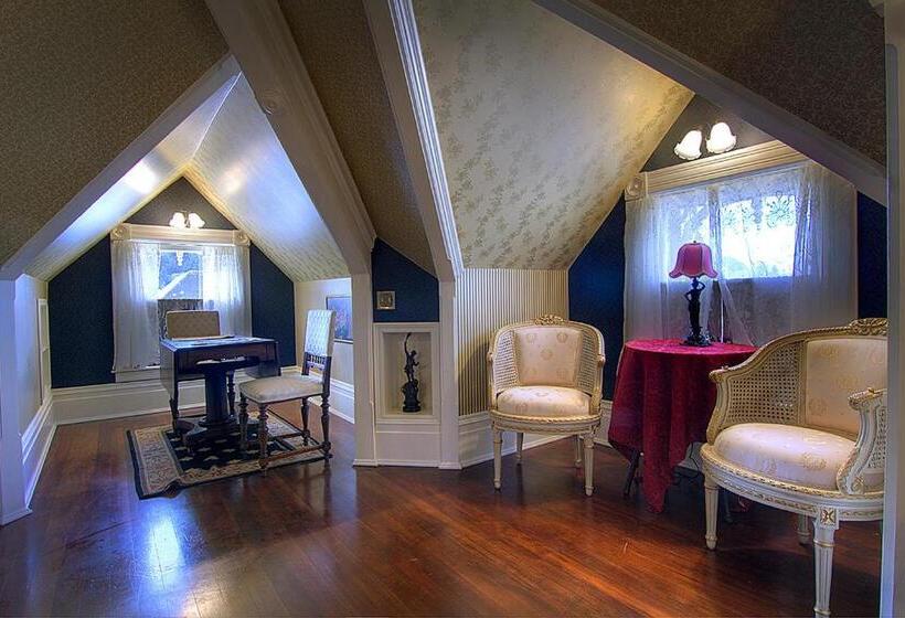 מיטת קינג בסוויטה, Gingerbread Mansion