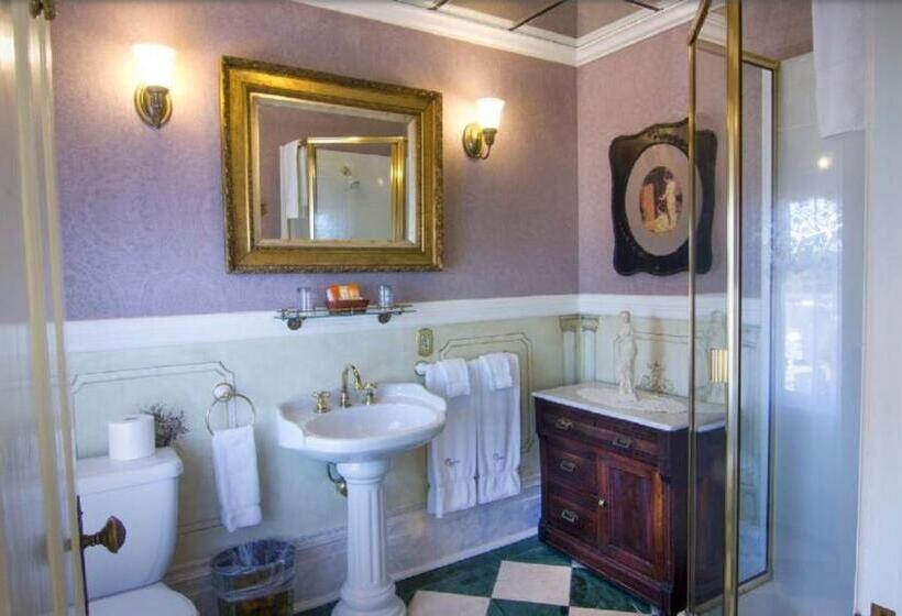 מיטת קינג בסוויטה, Gingerbread Mansion