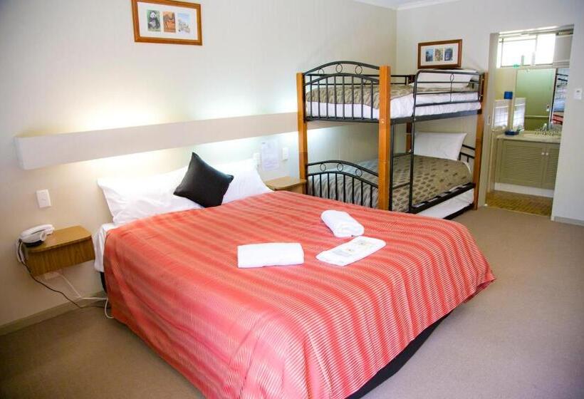 חדר משפחתי, Black Forest Motel