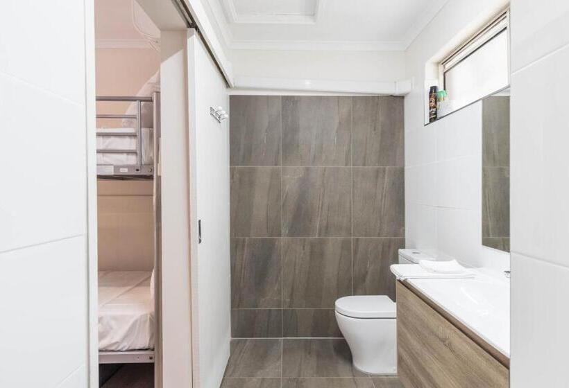 חדר משפחתי, Black Forest Motel