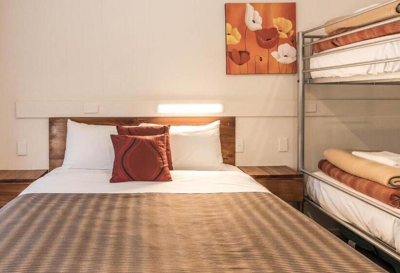 חדר משפחתי, Black Forest Motel