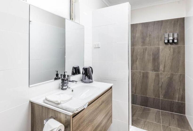 חדר משפחתי, Black Forest Motel