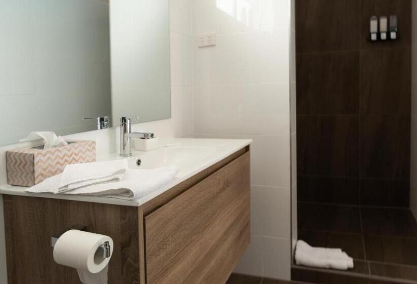 חדר דלוקס, Black Forest Motel