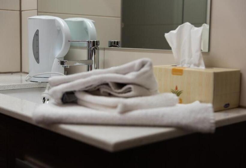 חדר דלוקס, Black Forest Motel