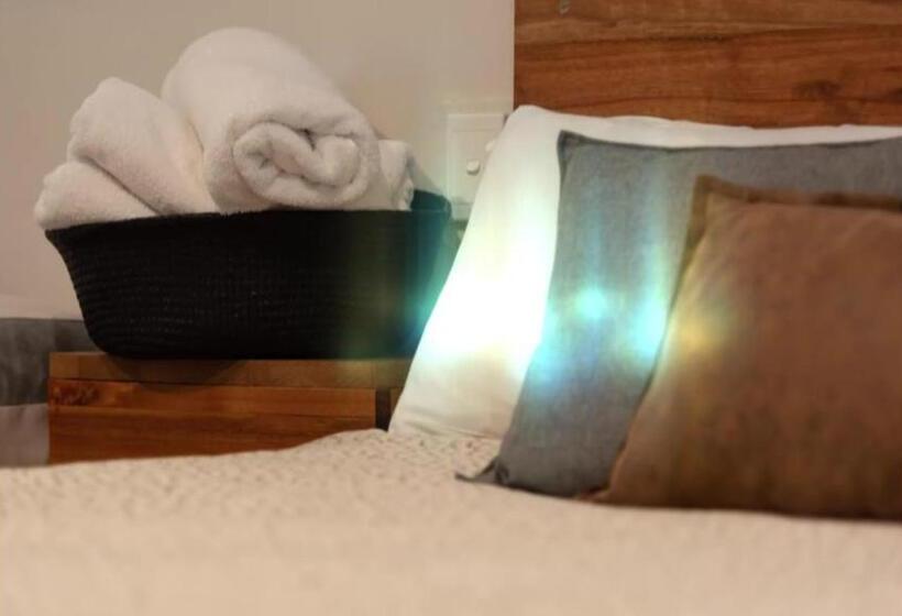 חדר דלוקס, Black Forest Motel