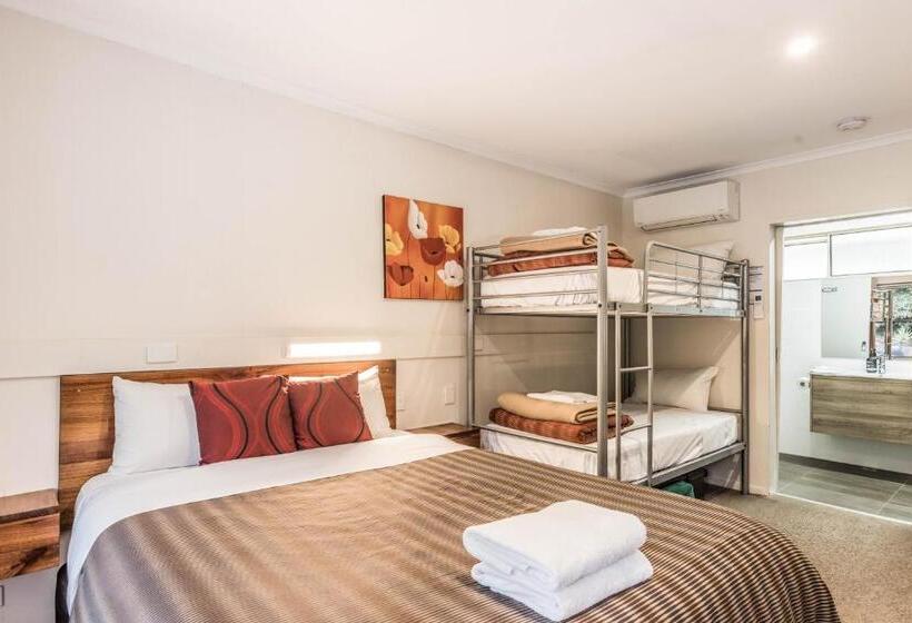 חדר משפחתי, Black Forest Motel