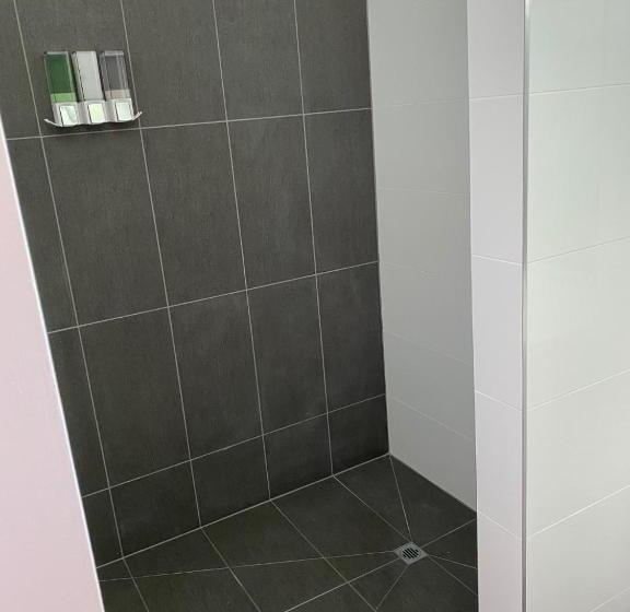 חדר משפחתי, Black Forest Motel