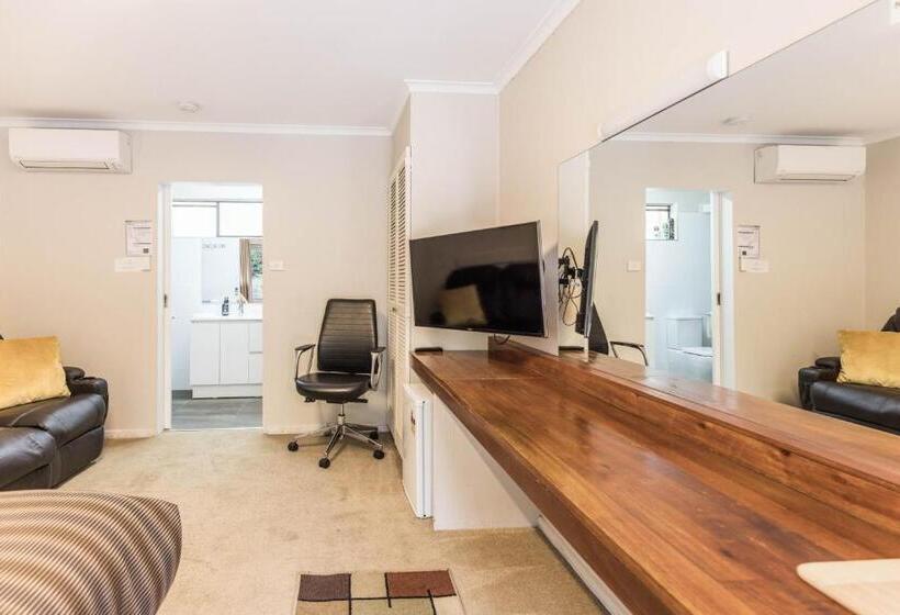 חדר דחוקס עם מיטת קינג, Black Forest Motel