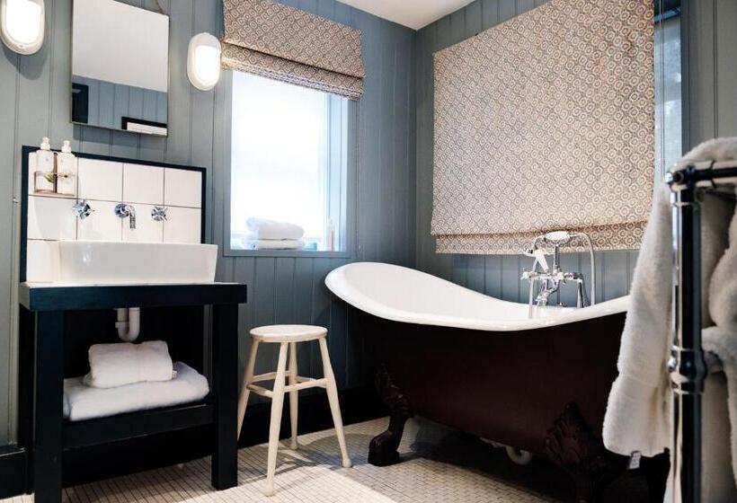 חדר סופריור, Bel And The Dragon Churt