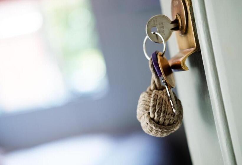 基本间, Bel And The Dragon Churt