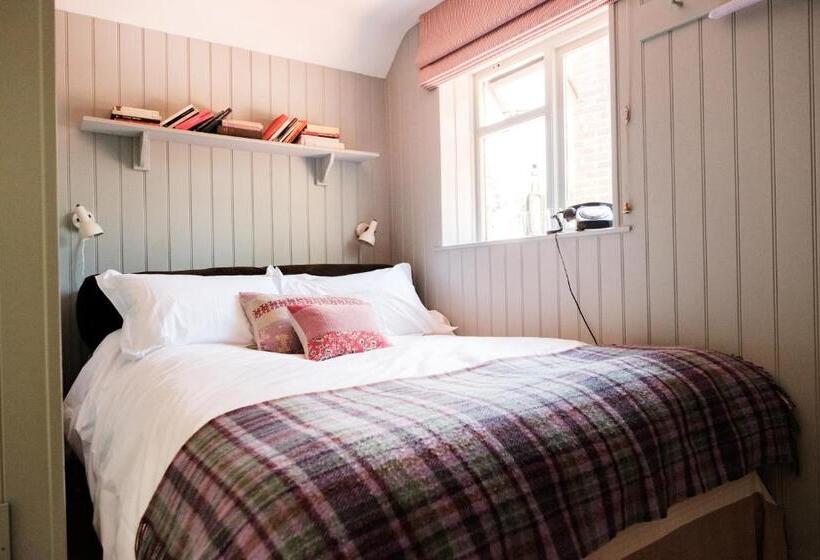 חדר בסיסי, Bel And The Dragon Churt