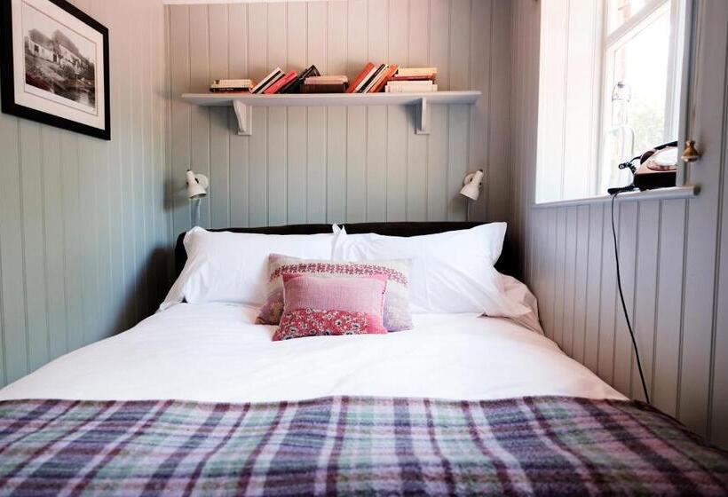 חדר בסיסי, Bel And The Dragon Churt