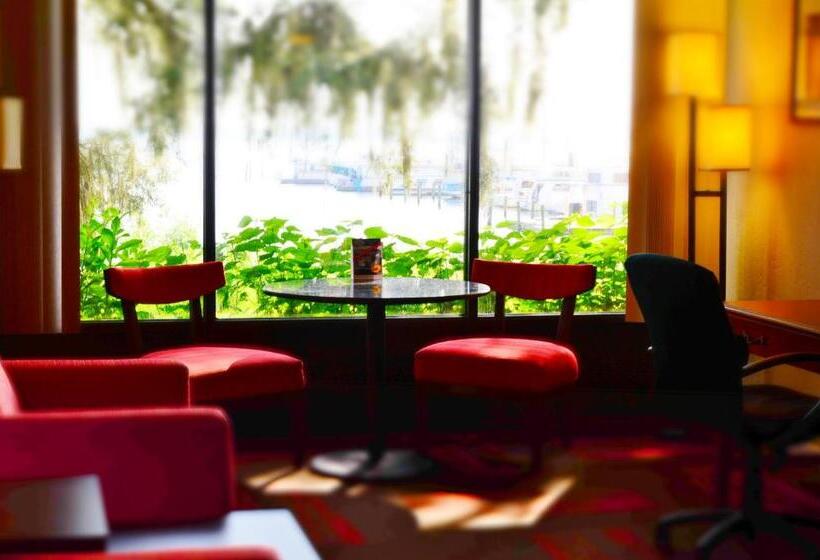 جناح سرير كينج, Crystal Cove