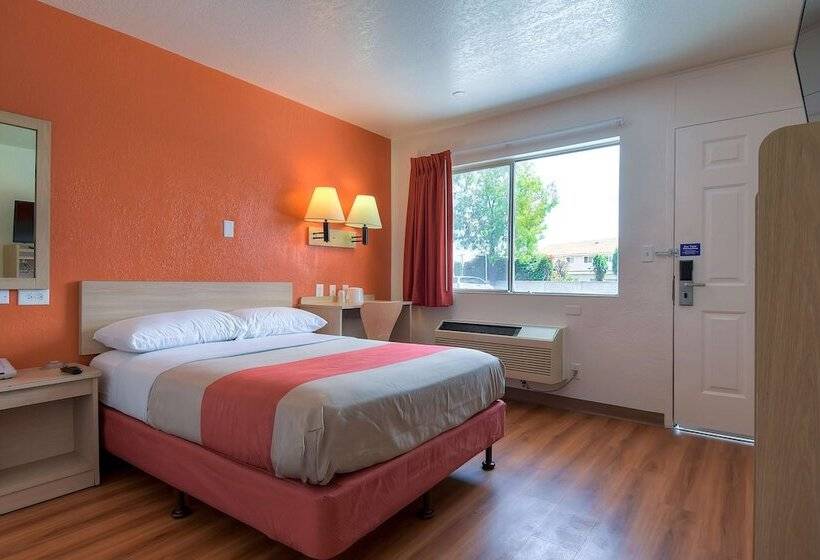חדר סטנדרט מותאם לאדם עם מוגבלויות, Motel 6 Stanton, Ca