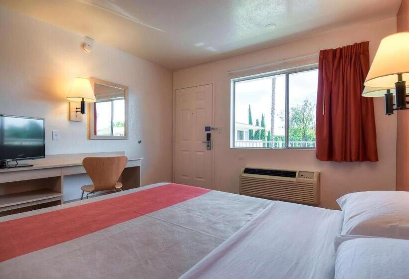 חדר סטנדרט מותאם לאדם עם מוגבלויות, Motel 6 Stanton, Ca