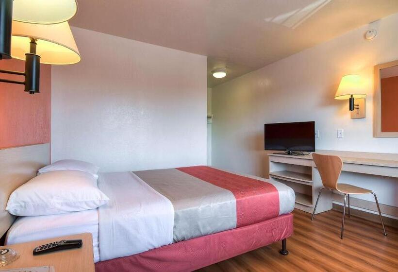 חדר סטנדרט מותאם לאדם עם מוגבלויות, Motel 6 Stanton, Ca