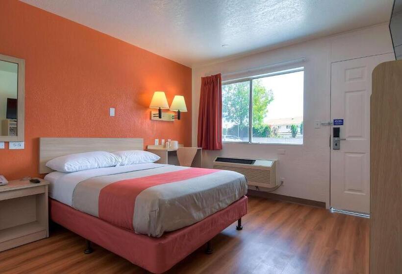 חדר סטנדרט מותאם לאדם עם מוגבלויות, Motel 6 Stanton, Ca